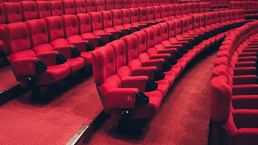 Загрузить кинотеатры: в Совфеде предложили мораторий на административную ответственность за показ кино без удостоверения