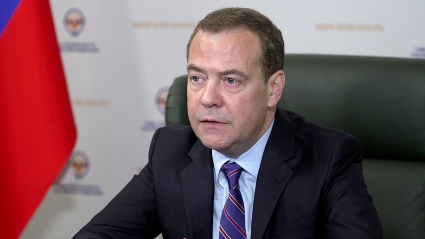 Медведев: экономика Украины стремительно превращается в «смрадную труху»