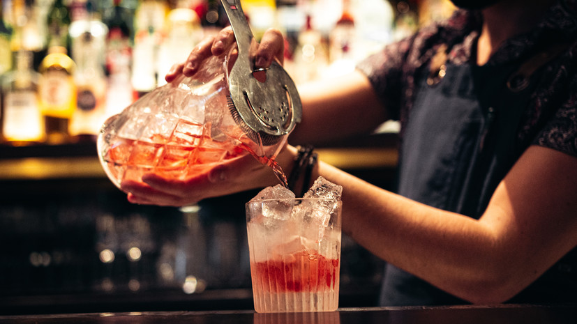 Аналитики выяснили, сколько зарабатывают бармены в разных регионах России
