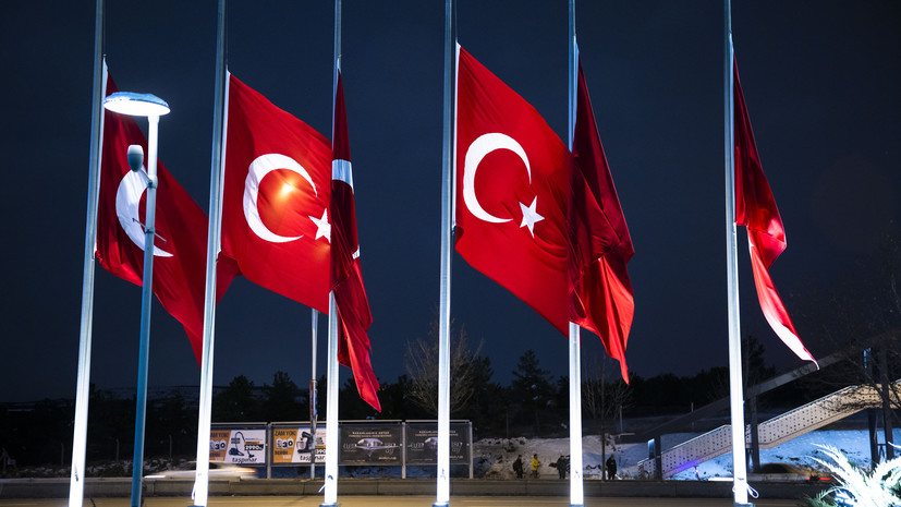 В Турции приспустили флаги в связи с объявленным трауром