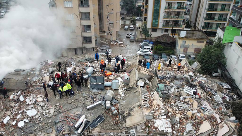 Спасатели МЧС прибыли в наиболее пострадавший от землетрясения район Турции