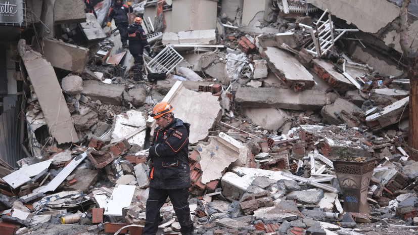 Более 5,7 тыс. разрушенных построек: число погибших при землетрясении в Турции выросло до 3,4 тыс.
