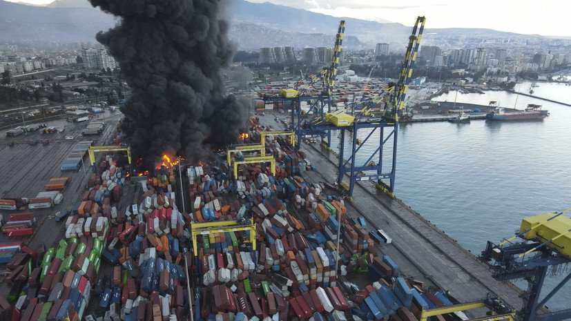 В Минобороны Турции уточнили ситуацию с пожаром в порту Искендеруна