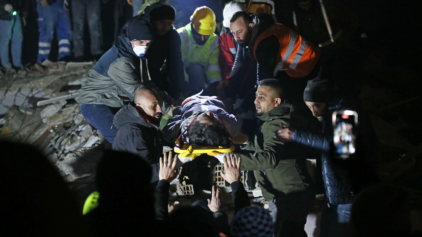 В турецком Хатае из-под завалов спасена девушка спустя двое суток после землетрясения