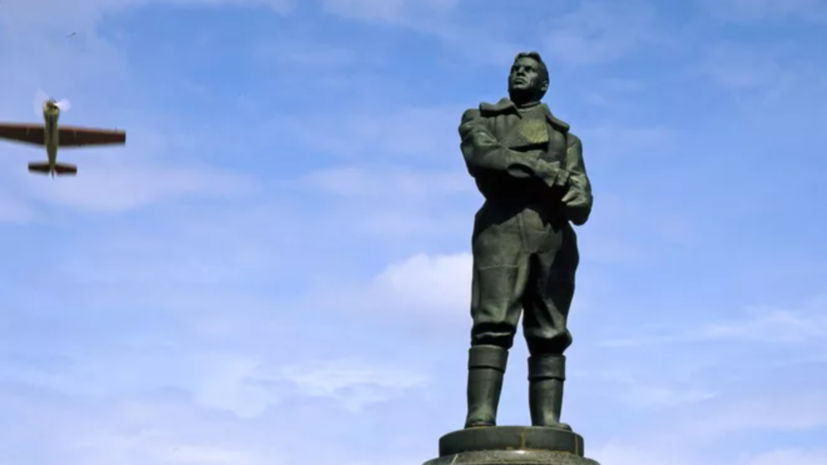 В Киеве начали демонтировать памятник лётчику Чкалову
