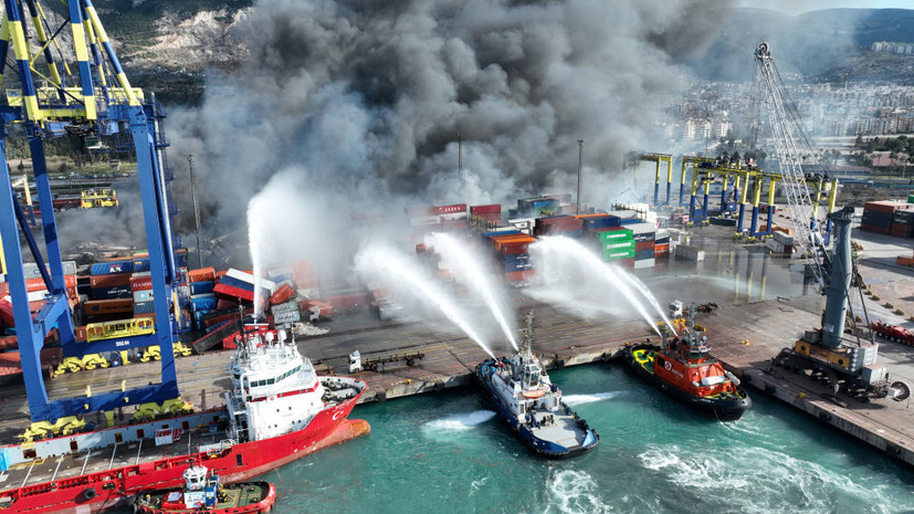 Мэр Стамбула заявил, что пожар в порту Искендерун потушен