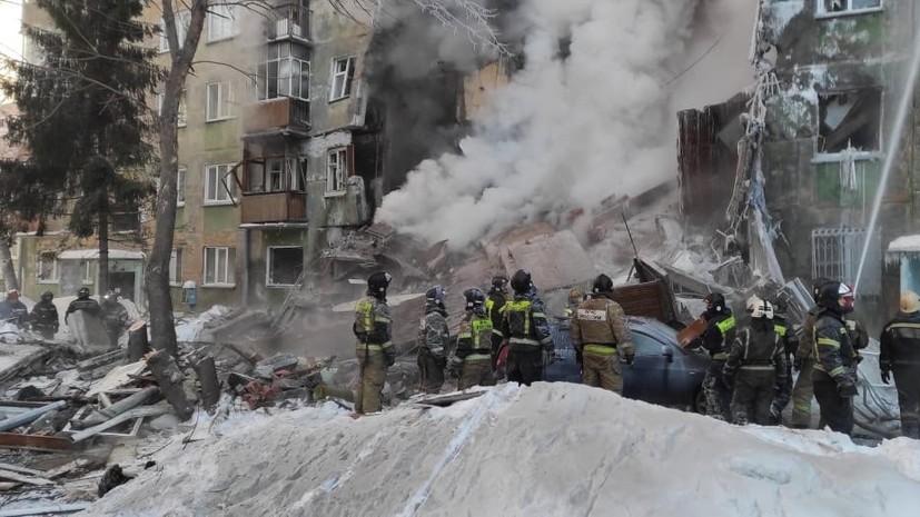 МЧС: три человека могут находиться под завалами после взрыва газа в доме в Новосибирске