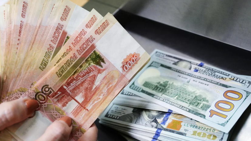 Экономист Гинько назвал «небольшим восстановлением курса» рост доллара до 73 рублей