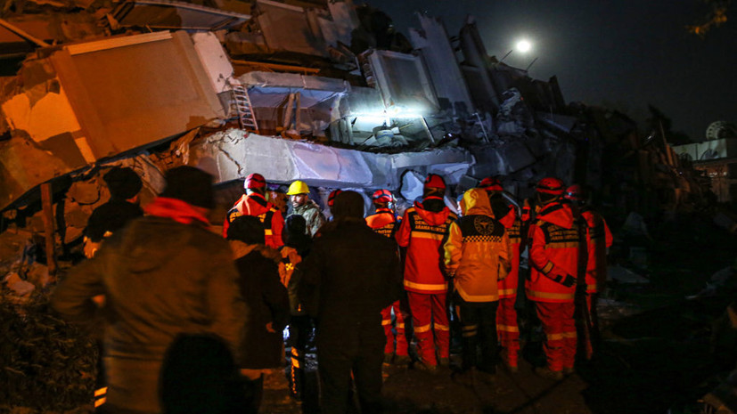 В турецком Хатае двухлетнего мальчика достали живым из-под завалов спустя почти 80 часов