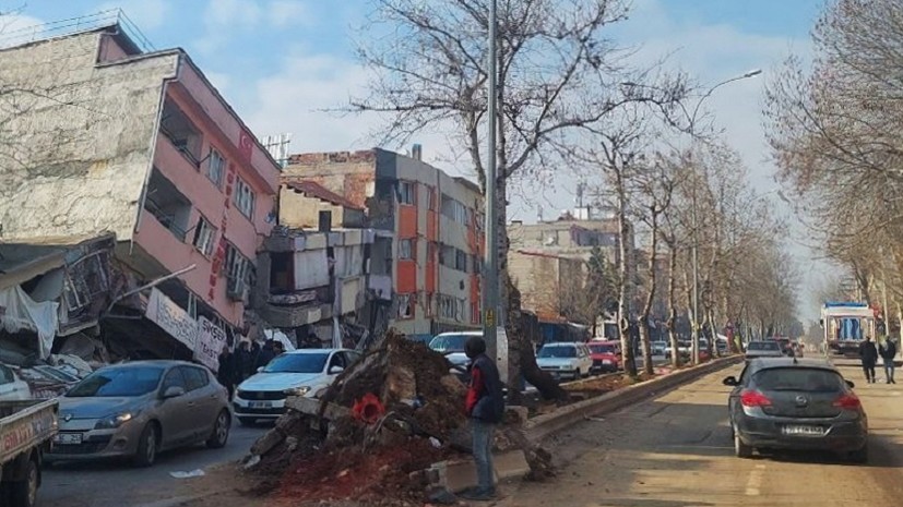 Российские спасатели достали из-под завалов в Турции тела 12 человек