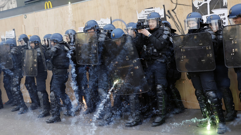 В Париже начались беспорядки во время акции протеста против пенсионной реформы