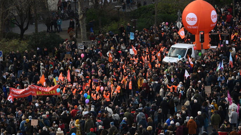 Почти миллион французов вышли на акцию протеста против пенсионной реформы