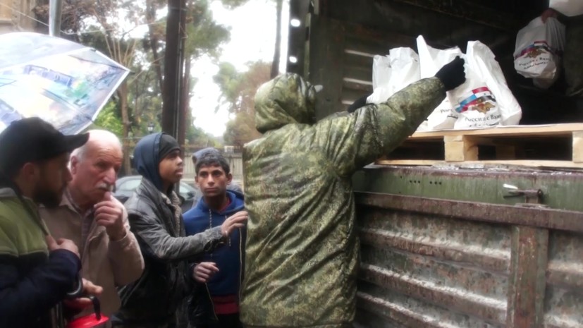 Российские военные организовали раздачу 45,9 т гуманитарной помощи в Сирии