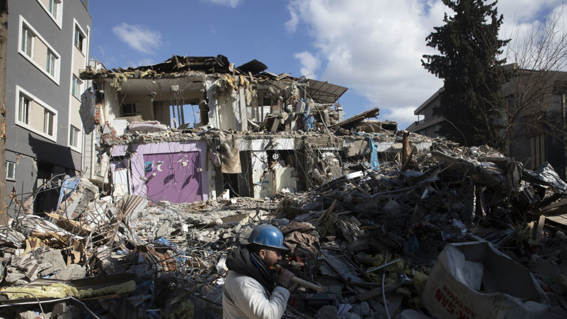 Киргизские спасатели вытащили из-под завалов в Турции мальчика и беременную женщину