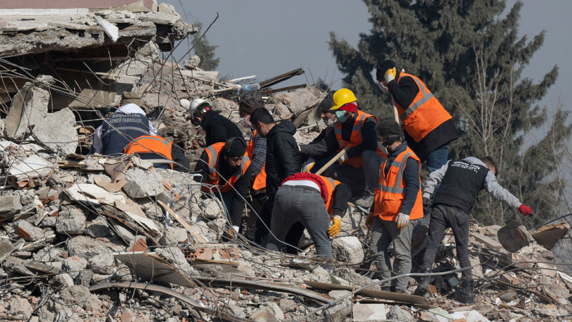 МИД Греции: группа спасателей из ЕС извлекла из-под завалов в Турции 205 человек