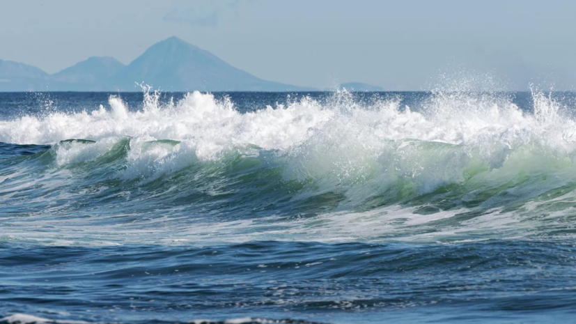 В МЧС предупредили о десятиметровых волнах на Камчатке