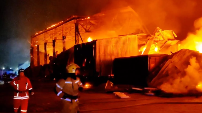 Площадь пожара на складе в Красноярске увеличилась до 8 тысяч квадратных метров