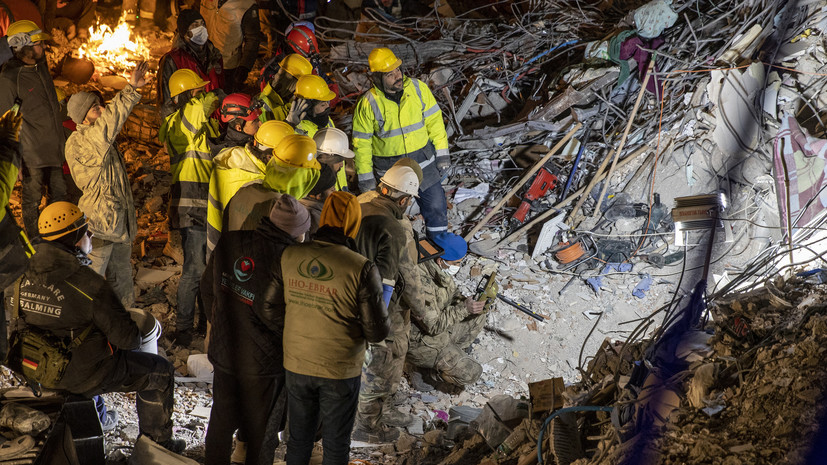В Турции спустя восемь дней после землетрясения из-под завалов спасены два брата