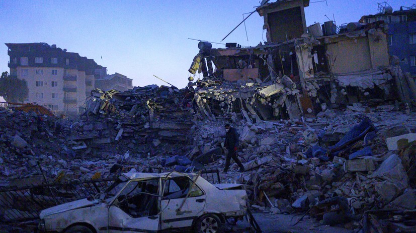 В Турции спустя более восьми суток после землетрясения спасена 26-летняя девушка