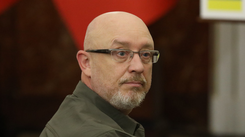 Министр обороны Украины Резников прибыл в Брюссель с платком с изображением чертежа Су-27