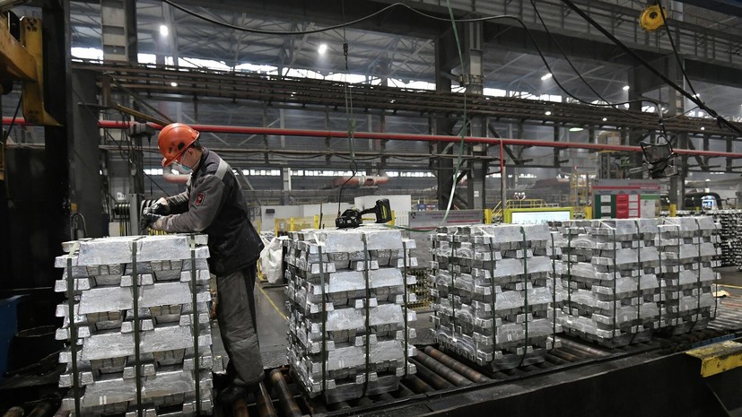 Стоимость алюминия на LME опускалась ниже $2400 за тонну