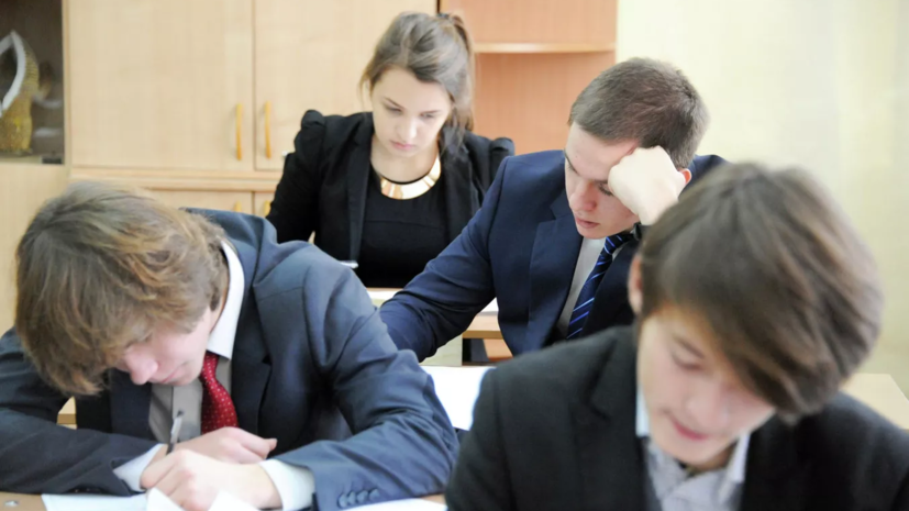 Выпускников школ из новых регионов допустят к экзаменам без итогового сочинения