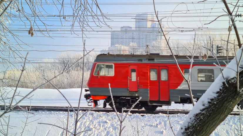 В Москве наградили машиниста, успевшего остановить поезд перед детской коляской