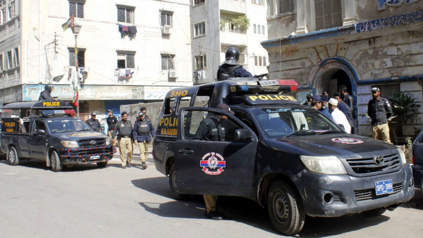 Группа людей штурмом проникла в главный офис полиции пакистанского города Карачи