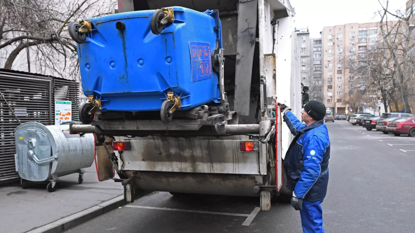Мусоровоз задавил пенсионера во дворе на юге Москвы