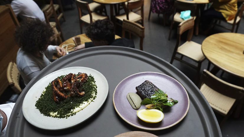 Психолог Наумова назвала поход в ресторан приемлемым подарком женщине на 23 Февраля