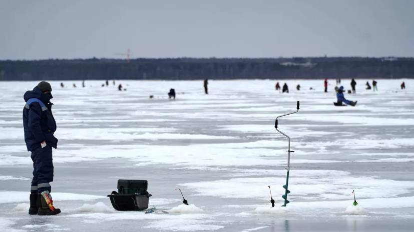 В МЧС предостерегли жителей Петербурга от выхода на лёд для рыбалки
