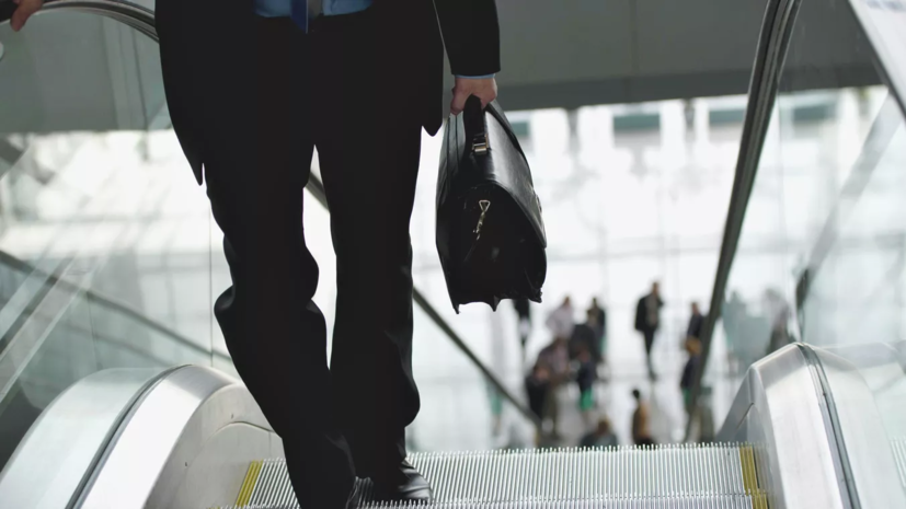 Юрист назвала разумной идею лишать должностей госслужащих за долгое нахождение за границей