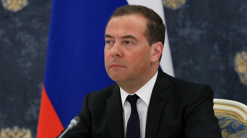 Медведев заявил, что от россиян сейчас требуется верность долгу