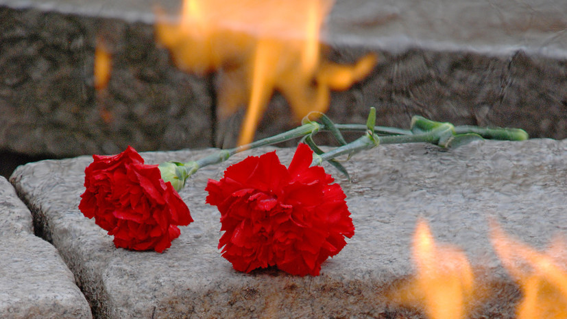 В Ижевске возложили цветы к Монументу боевой и трудовой славы