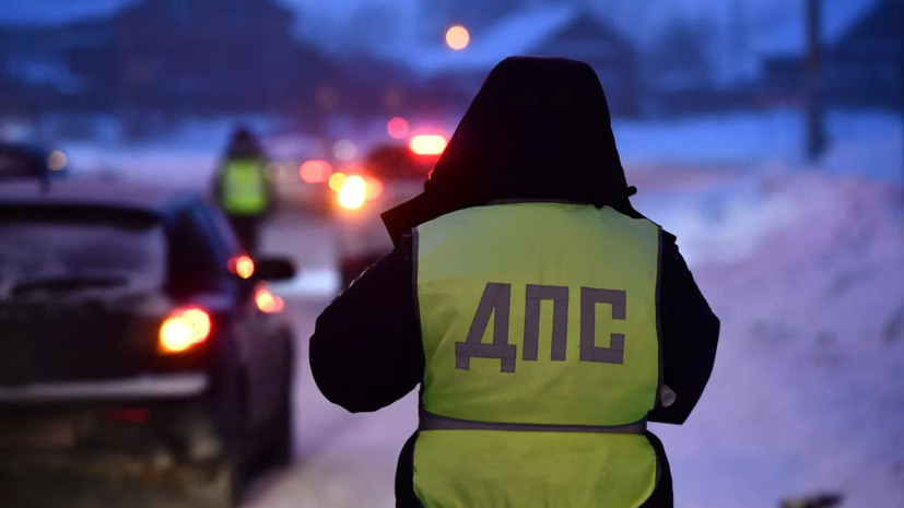 В Лефортовском тоннеле в Москве грузовик столкнулся с автомобилем и опрокинулся