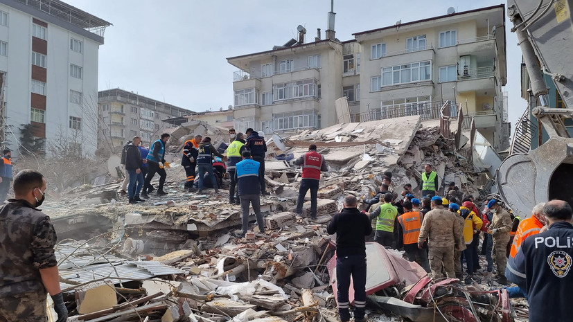 Anadolu: спасатели извлекли живыми 32 человека из-под завалов в турецкой Малатье
