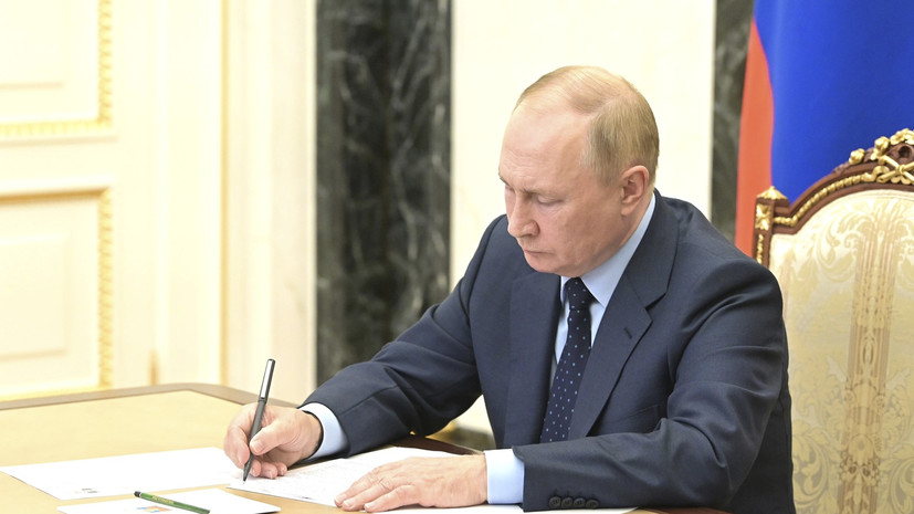 Путин подписал закон о языке, ограничивающий использование иностранных слов