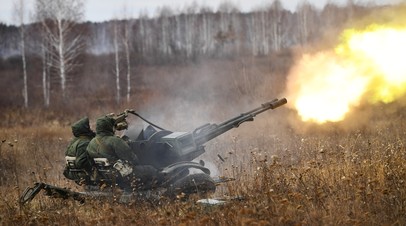 Стрельба из зенитной установки ЗУ-23-2 на занятиях по военной подготовке мобилизованных на полигоне в Свердловской области