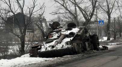 Подбитый танк Т-64 ВСУ на обочине дороги в Северодонецке. 01.02.2023