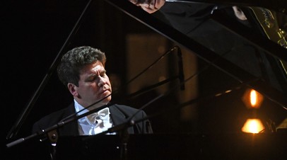Пианист Денис Мацуев выступает в сопровождении Государственного академического симфонического оркестра России имени Е. Ф. Светланова на концерте, посвященном старому Новому году, в Crocus City Hall в Москве.