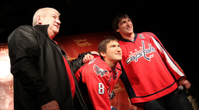 Михаил и Александр Овечкин позируют у восковой фигуры хоккеиста в Музее мадам Тюссо в 2011-м