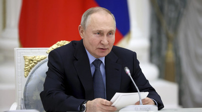 Путин заявил, что военные священники на фронте ничем не отличаются от солдат