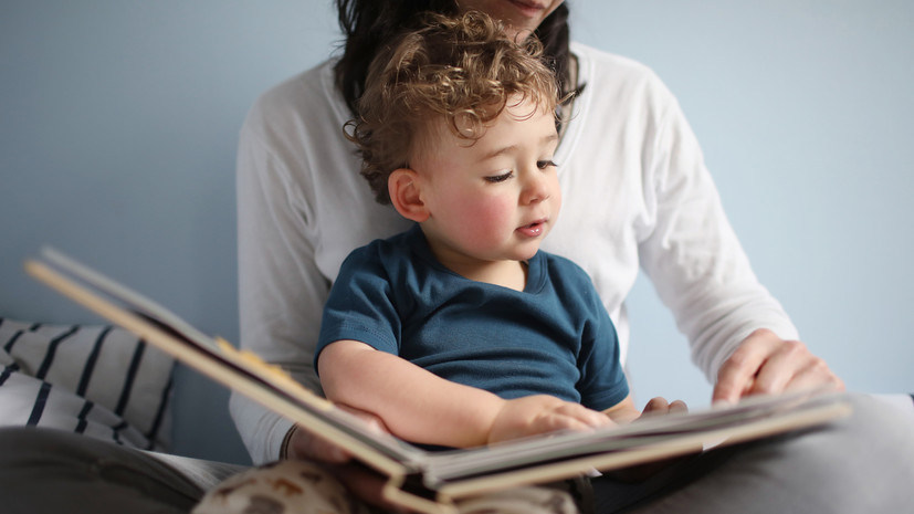 Педагог Асонова посоветовала родителям читать детям книги вслух