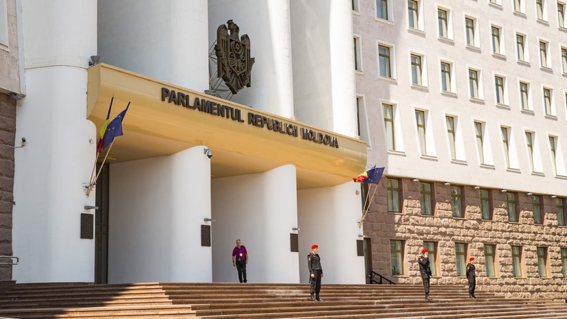 Парламент Молдавии одобрил в первом чтении переименование госязыка в румынский