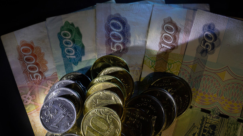 Российские приставы взыскали в 2022 году с должников почти 1,1 трлн рублей