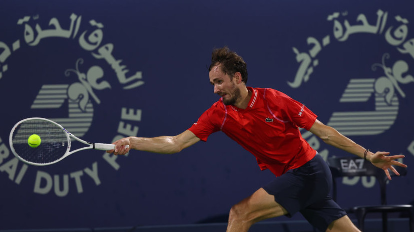 Медведев выиграл первый сет у Рублёва в финале теннисного турнира в Дубае