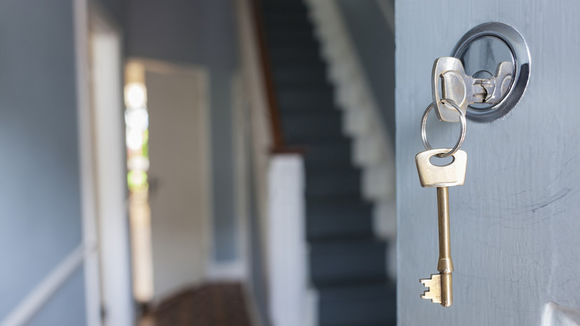 Депутат Выборный рассказал, кто имеет право войти в частное жильё