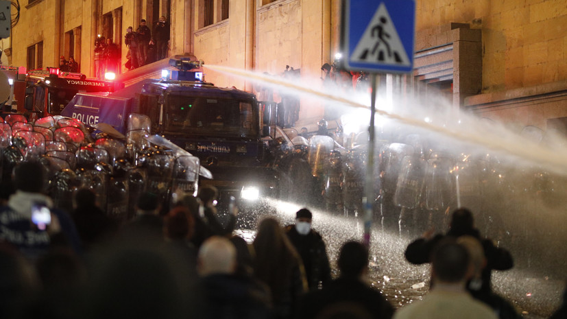 Задержаны 66 участников протестов, ранены 50 полицейских: что известно о массовых беспорядках в Тбилиси
