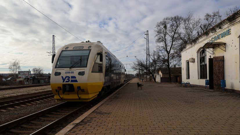 На Украине из-за обесточивания участков железных дорог начались задержки поездов