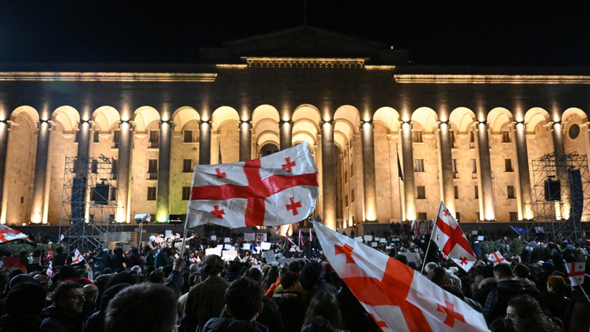 Президент Франции Макрон назвал ситуацию с протестами в Грузии тревожной
